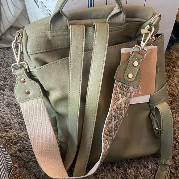 Elegant Brand new- Green Backpack with Spacious Interior - Picture 5 of 13